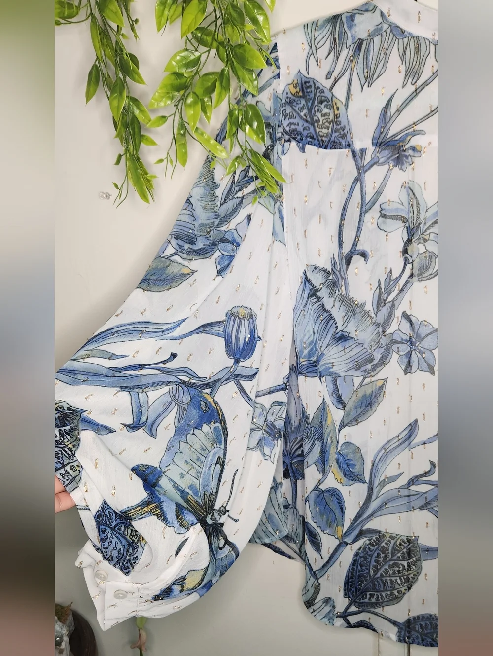 ✨ Chico’s Painted Wings Blouse NWT Blue Floral Butterfly Gold Detail ✨ - Picture 7 of 9